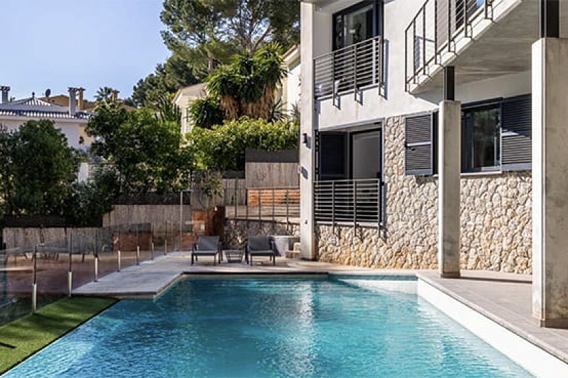 Villa moderna con piscina en zona verde en Costa de la Calma