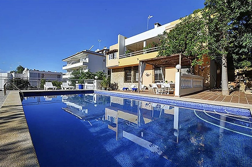 Villa con piscina a un paso de la playa en Santa Ponsa