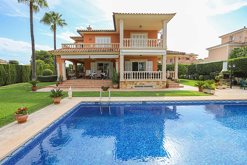 Lujosa villa de 4 dormitorios con vistas parciales al mar en Puig de Ros