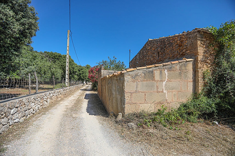 Antigua casa con una gran parcela de tierra en una ubicación exclusiva en Pollença