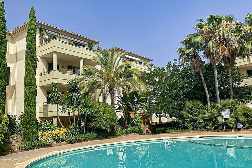 Luminoso apartamento moderno en un prestigioso complejo con jardín y piscina en San Agusti