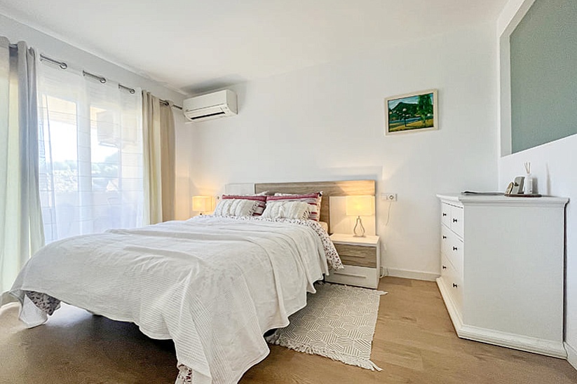 Excepcional apartamento con vistas al mar y acceso a la playa en Cala Vines