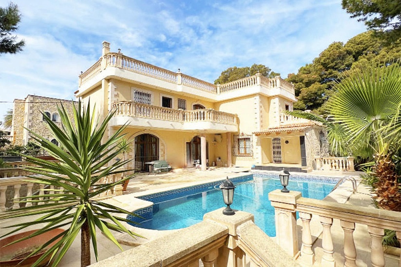 Preciosa villa familiar con jardín y piscina en Cala Vinyas, Torrenova