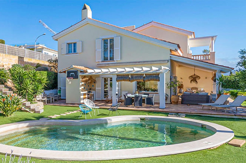 Amplia villa familiar con jardín y piscina en Nova Santa Ponsa