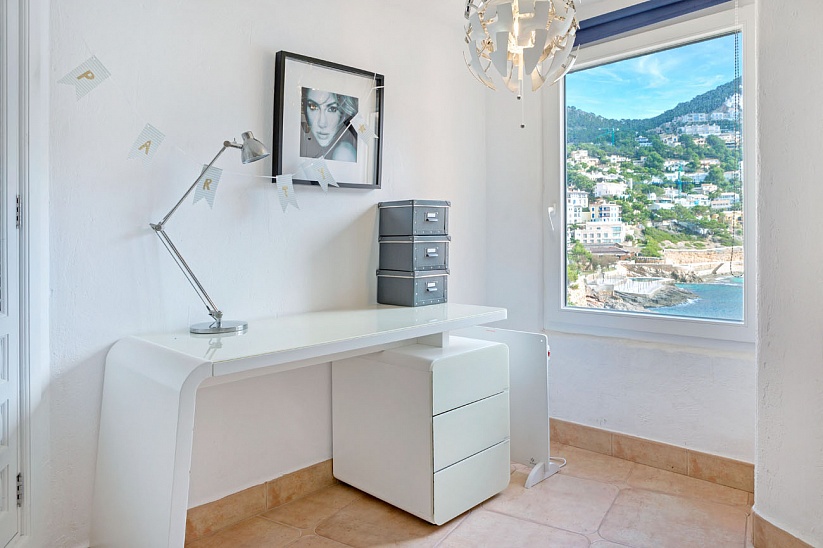 Apartamento en venta en Port Andratx (Mallorca). Vista panorámica del mar. Sala de estar 104 metros cuadrados M