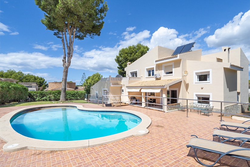 Preciosa villa mediterránea con piscina y jardín en Santa Ponsa