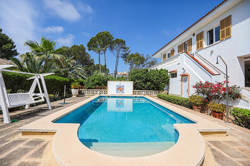 Preciosa villa con jardín y piscina en una zona exclusiva de Nova Santa Ponsa