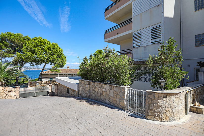 Apartamento de 3 habitaciones con vistas al mar en Cala Vynes