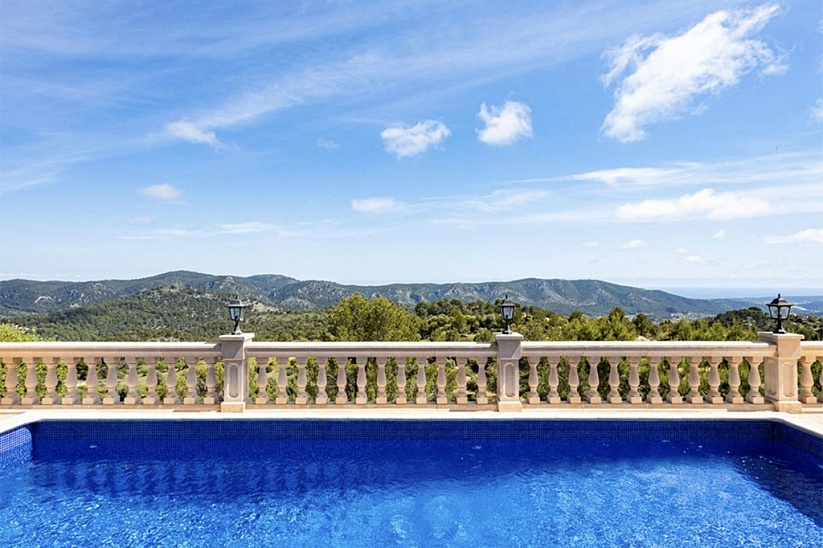 Hermosa villa con piscina en un lugar pintoresco en Son Font