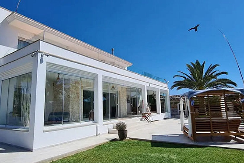 Villa moderna con vistas al mar y con licencia turística en Cala Dor