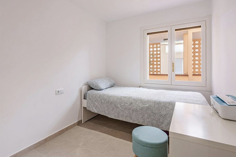 Piso de 3 dormitorios en primera línea de mar en Santa Ponsa