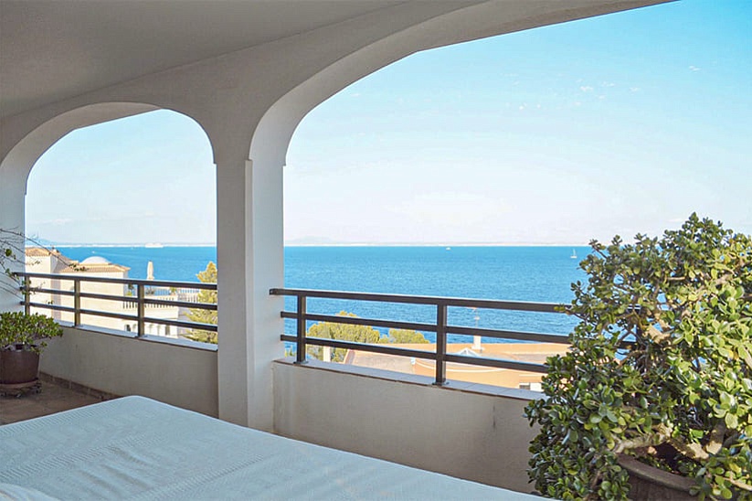 Espectacular ático de 3 dormitorios en Cala Vines con vistas panorámicas al mar.