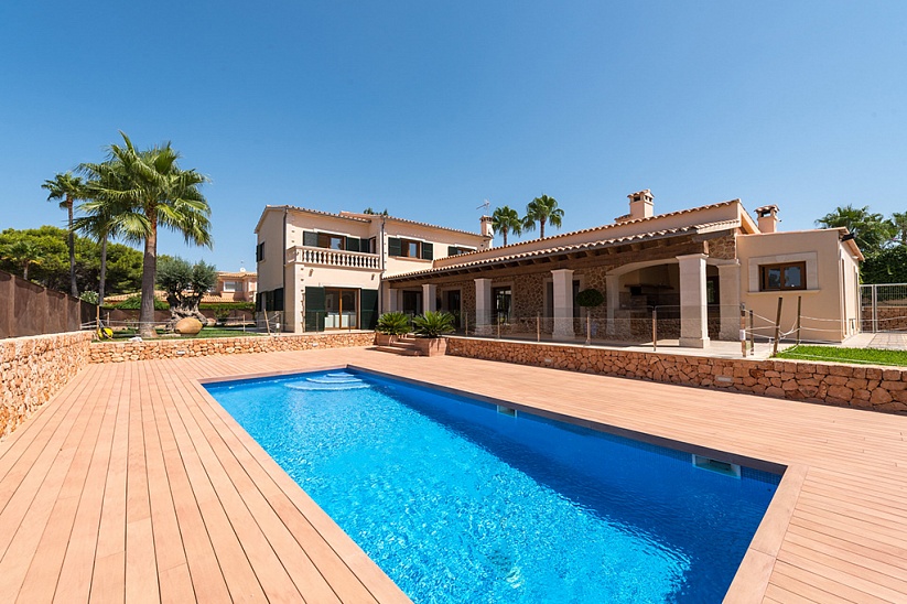 Hermosa villa con jardín y piscina en una zona tranquila en Maioris