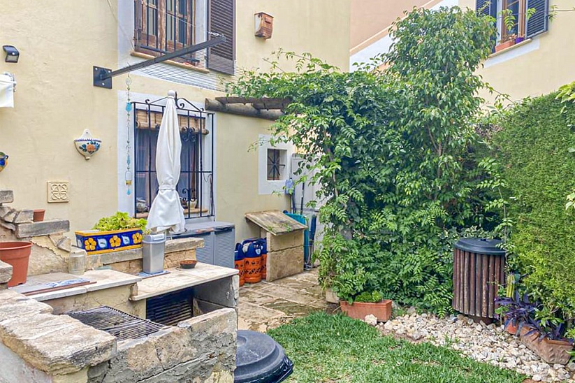 Preciosa casa adosada familiar en residencia popular con jardín y piscinas en Santa Ponsa