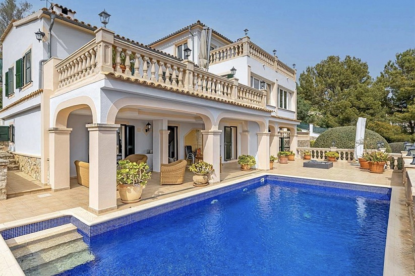 Hermosa villa con piscina en un lugar pintoresco en Son Font