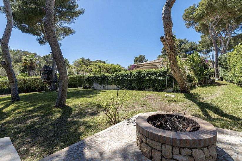 Villa con jardín y piscina en una ubicación prestigiosa en Santa Ponsa