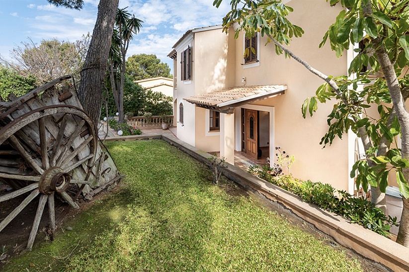 Preciosa villa familiar con jardín y piscina en Nova Santa Ponsa