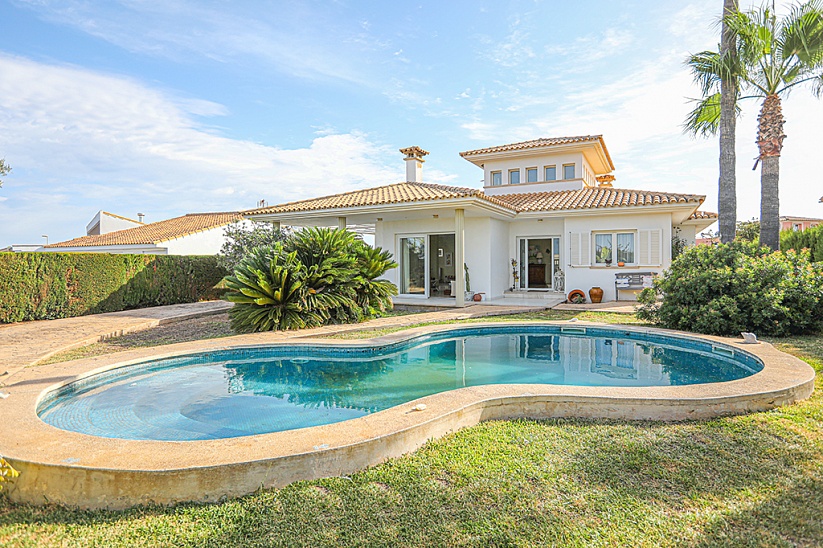 Villa luminosa con piscina y jardín en una zona tranquila en Sa Torre