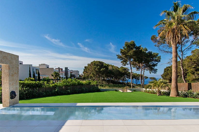 Nueva villa moderna en primera línea de mar en Puig de Ros