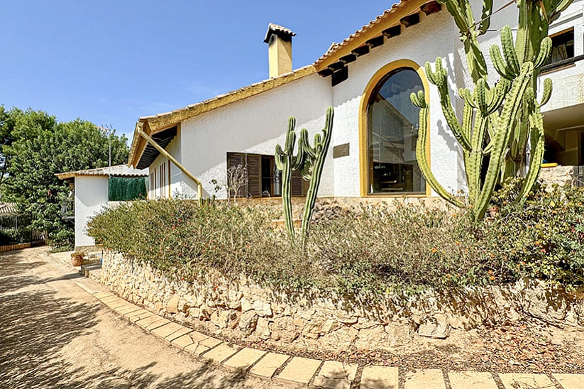 Encantadora finca tradicional con ubicación central y casa de invitados en Costa de la Calma