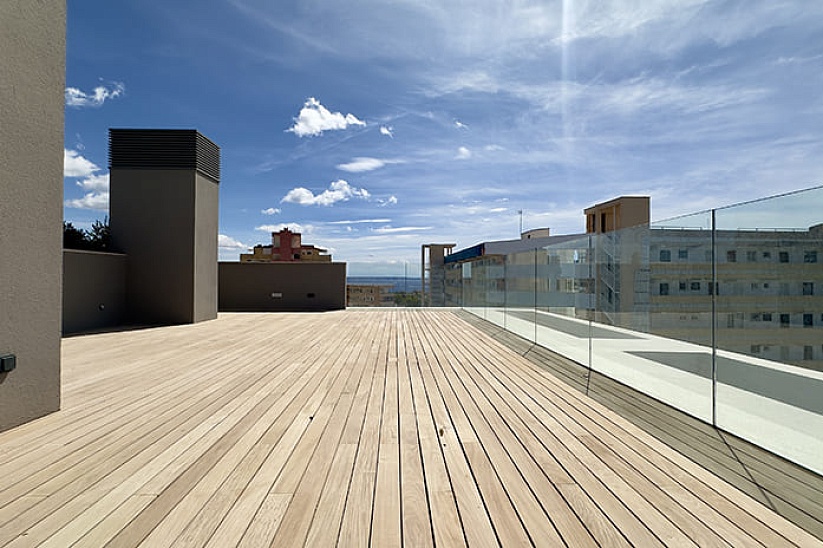 Ático nuevo en una residencia moderna con piscina en Cala Mayor