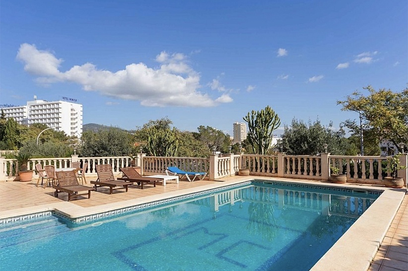 Villa de lujo con piscina en zona prestigiosa de Palmanova