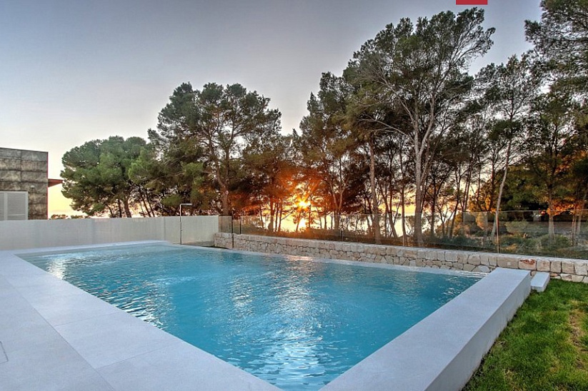 Moderna villa de nueva construcción con vistas al mar en Puig De Ros