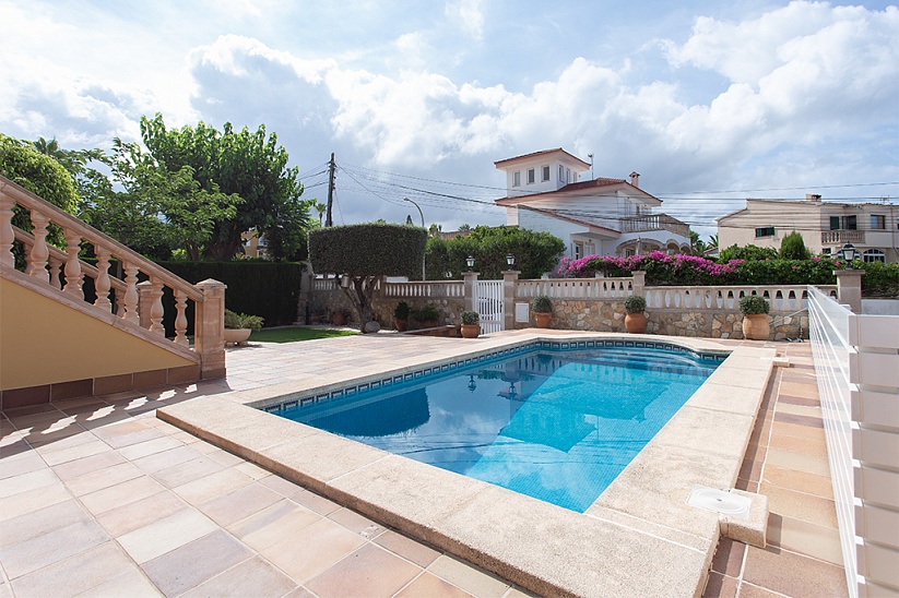 Preciosa villa con jardín y piscina en Sa Torre