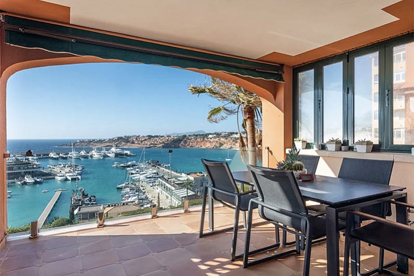 Apartamento con vistas panorámicas al mar en Port Adriano, El Toro