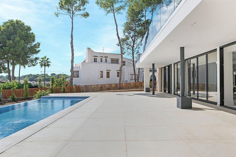 Nueva villa moderna con vistas al mar en Sol de Mallorca.