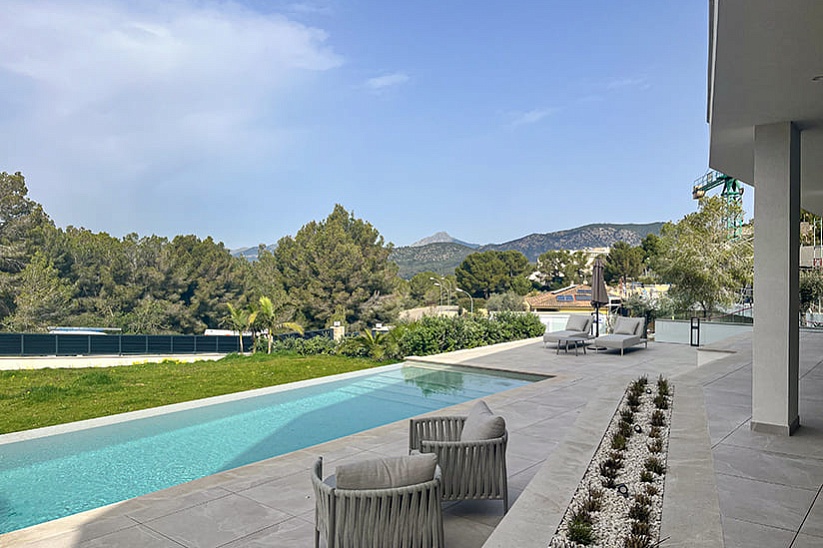 Nueva villa moderna con vistas parciales al mar y montaña en Cala Vines