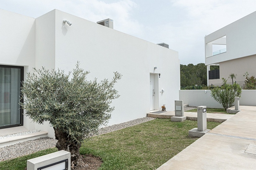 Nueva y elegante casa adosada moderna en Cala Vynes