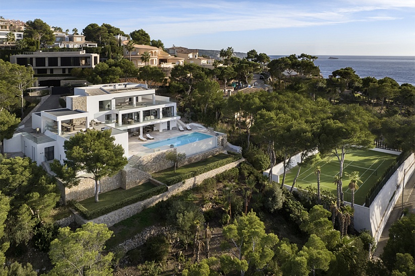 Exquisita villa con impresionantes vistas al mar y pista de tenis