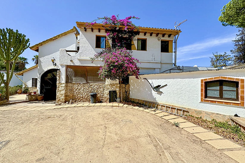 Encantadora finca tradicional con ubicación central y casa de invitados en Costa de la Calma