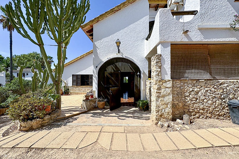 Encantadora finca tradicional con ubicación central y casa de invitados en Costa de la Calma