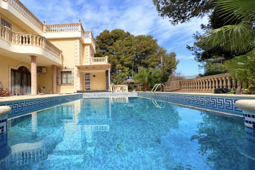 Preciosa villa familiar con jardín y piscina en Cala Vinyas, Torrenova