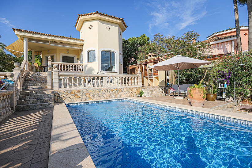 Villa de estilo mediterráneo con piscina en Costa de la Calma