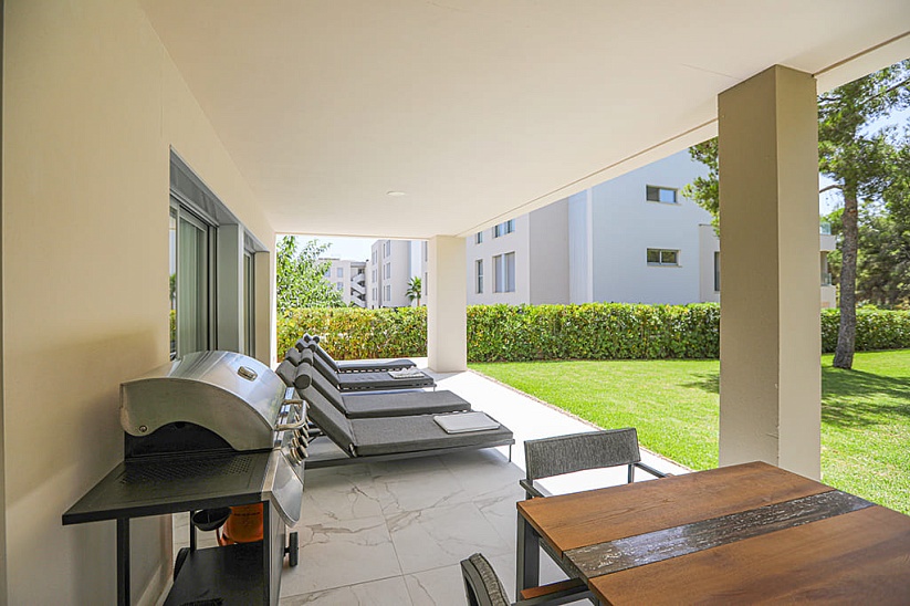 Lujoso apartamento con gran jardín en un moderno complejo de lujo en Nova Santa Ponsa
