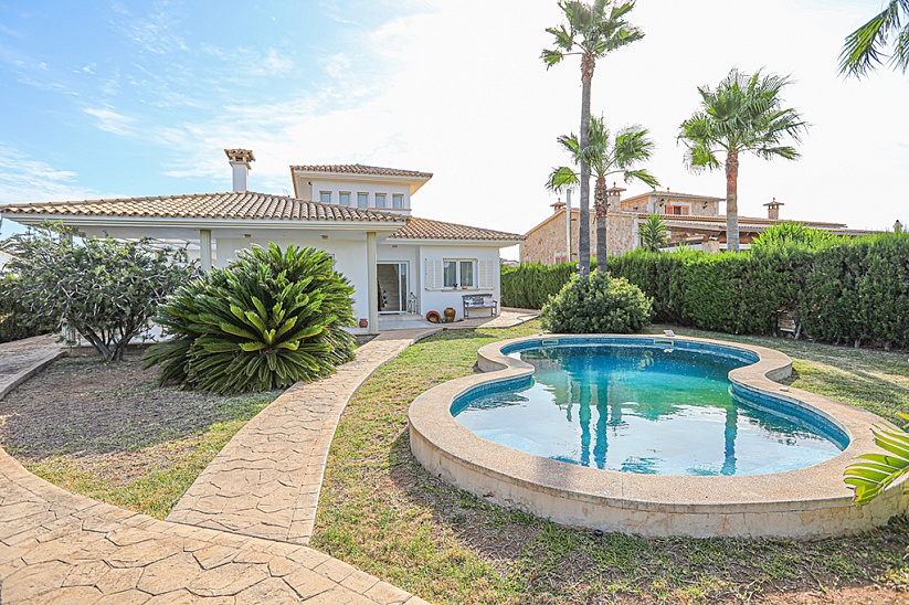 Villa luminosa con piscina y jardín en una zona tranquila en Sa Torre