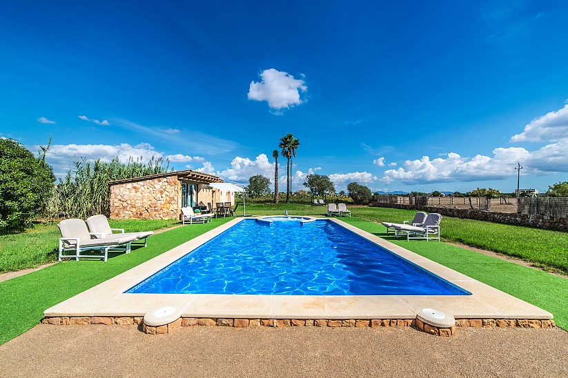 Maravillosa villa de estilo con piscina en Ses Covetes