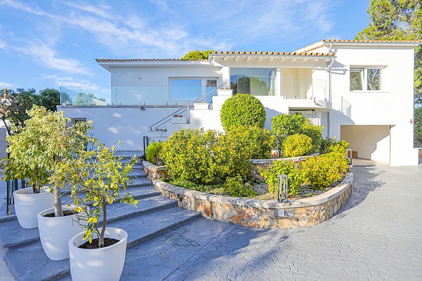 Preciosa villa nueva con vistas al mar en Nova Santa Ponsa