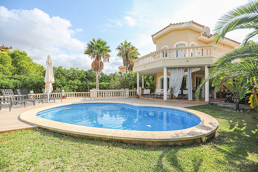 Maravillosa villa con jardín y piscina en Costa de la Calma