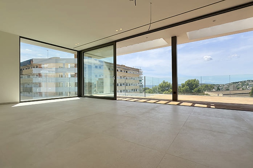 Ático nuevo en una residencia moderna con piscina en Cala Mayor