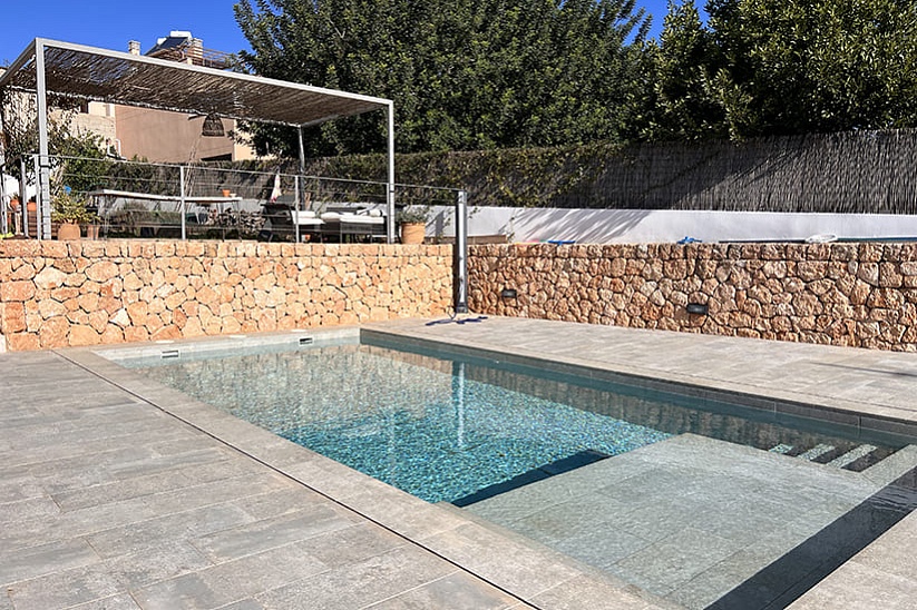 Preciosa casa de pueblo moderna con piscina en el centro de Portol