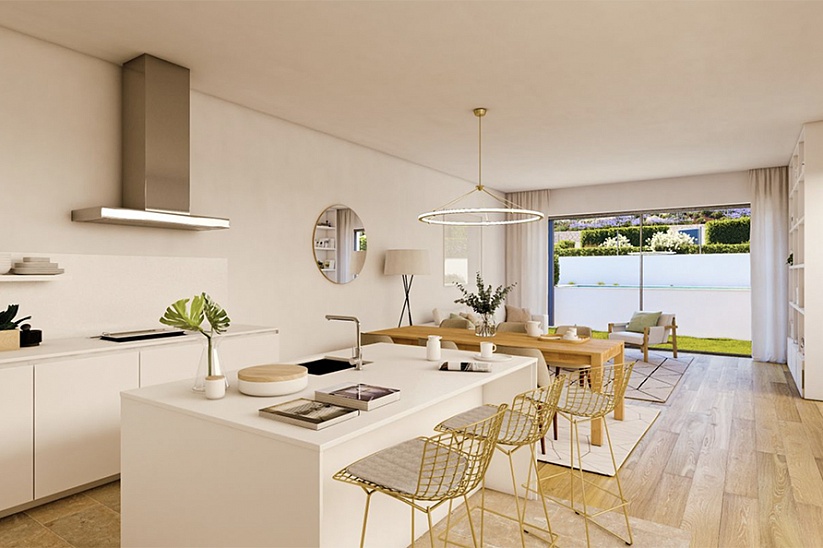 Nuevas casas adosadas y villas modernas en construcción cerca de la playa en Cala Vinyes