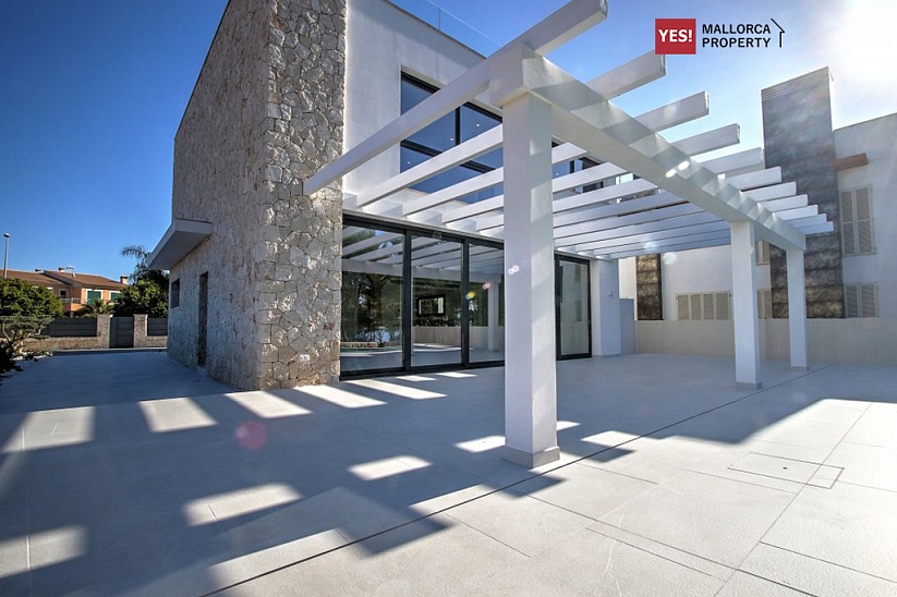 Moderna villa de nueva construcción con vistas al mar en Puig De Ros