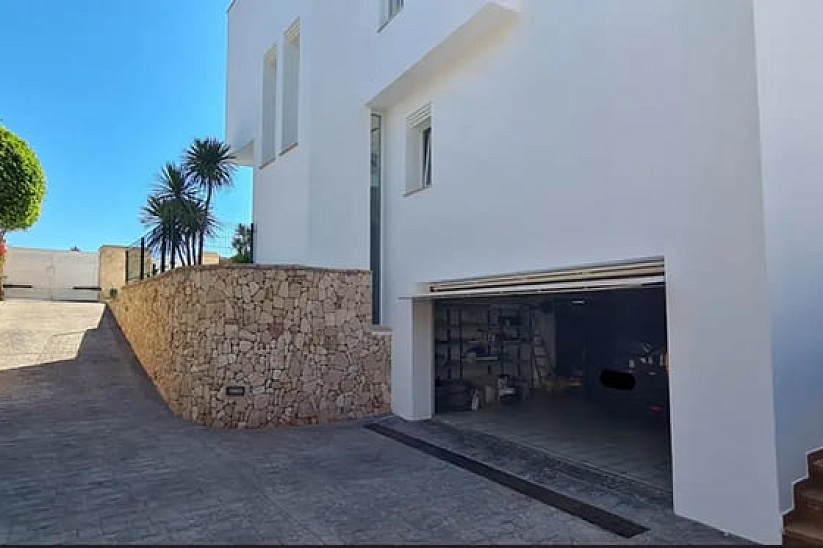 Villa moderna con vistas al mar y con licencia turística en Cala Dor