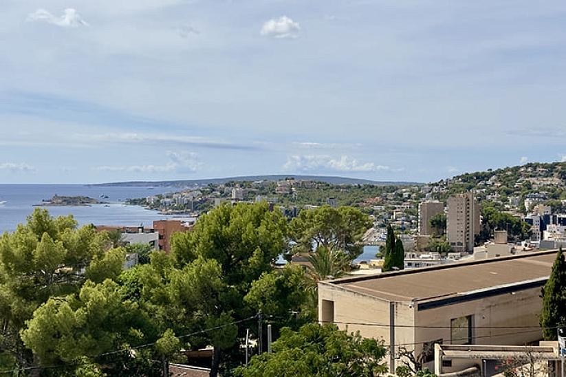 Ático nuevo en una residencia moderna con piscina en Cala Mayor