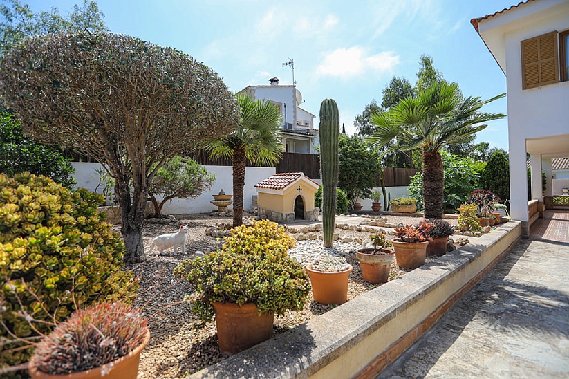 Preciosa villa con jardín y piscina en una zona exclusiva de Nova Santa Ponsa