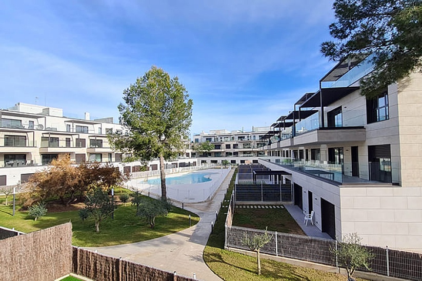 Apartamento nuevo en prestigiosa residencia con jardín y piscina cerca del centro de Santa Ponsa